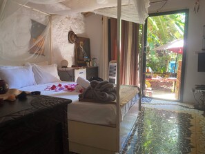 1 bedroom, in-room safe, travel crib, WiFi - Studio le petit Marrakech, ILE DE NGOR Private boat swimming pool and Jaccuzi Air conditioning (Dakar)