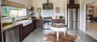 ★ Seen in 250 Articles ★ 1min → Town ★ Private ★ Chef's Kitchen ★ Luxury ★ Boho