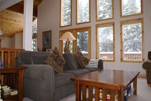 Una Smart TV, una chimenea, un reproductor de DVD, un futbolín