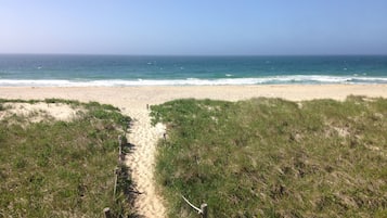 Vlak bij het strand, ligstoelen aan het strand, strandlakens