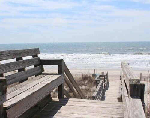 EMERALD ISLE - GREAT LOCATION! BEAUTIFUL VIEWS!   2nd Row, 4 BR, 2BA, SLEEPS 10