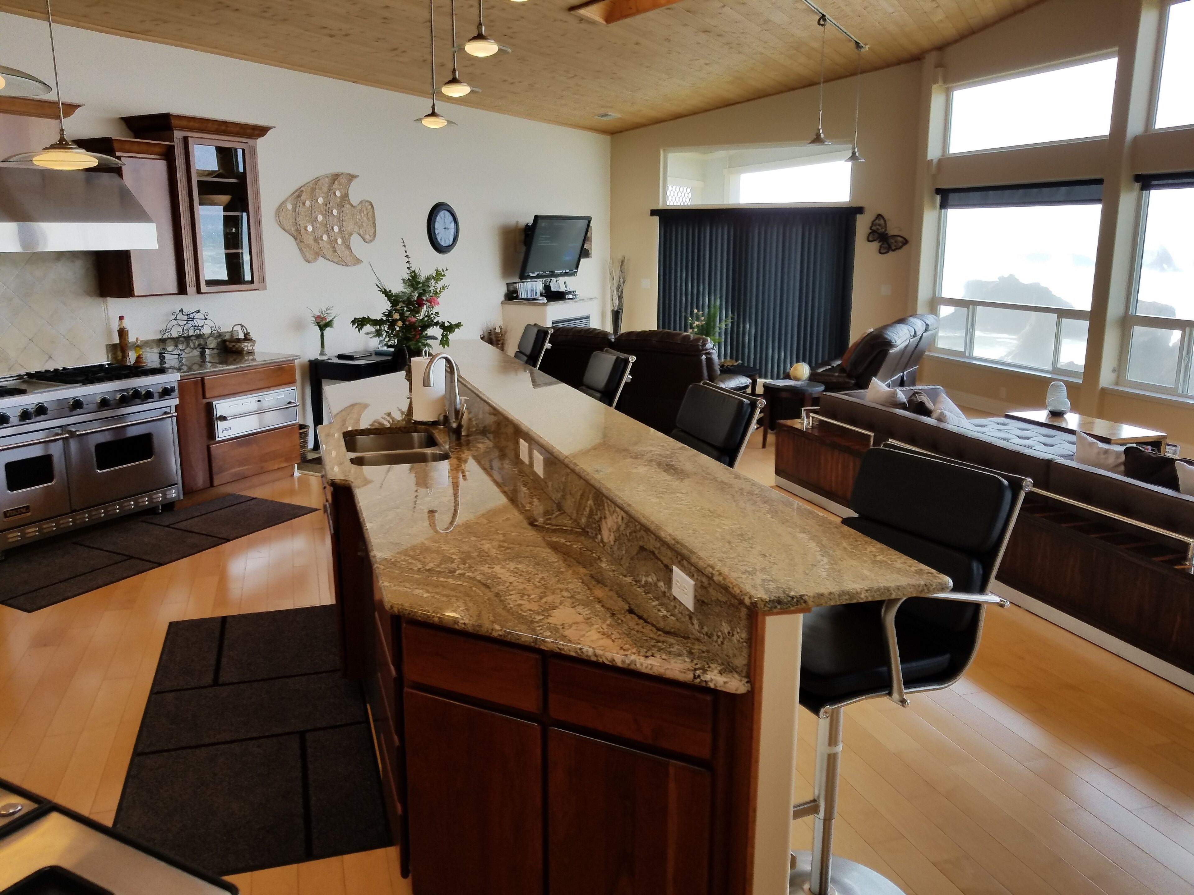 PANORAMIC VIEW OF THE OCEAN LUXURY  HOME 2700 sq/ft 1 level PETFREE