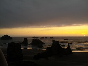 På stranden, solstolar och strandhanddukar