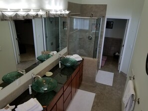 Badkar/dusch, bubbelbadkar, hårtork och bidé