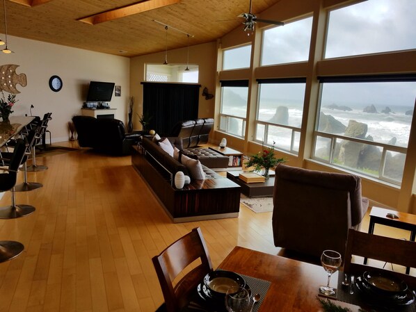 Smart-tv, eldstad, dvd-spelare och böcker