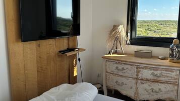 4 dormitorios, escritorio, tabla de planchar con plancha y cuna de viaje