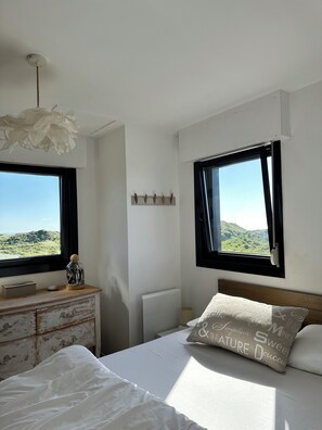 4 Schlafzimmer, Schreibtisch, Bügeleisen/Bügelbrett, Reisekinderbett