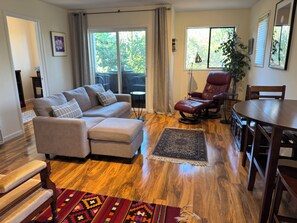 Fernseher, DVD-Player, Bücher, Musikbibliothek