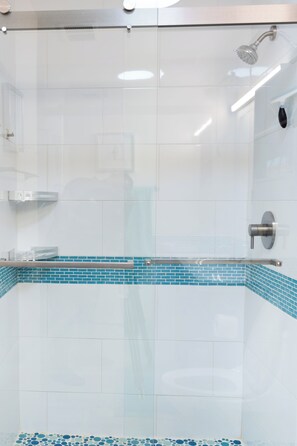 Combined shower/bathtub, hair dryer, towels