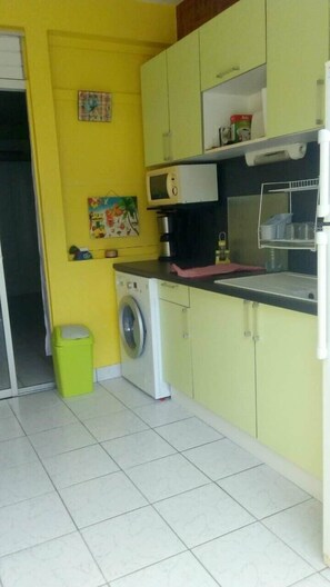 Réfrigérateur, micro-ondes, grille-pain