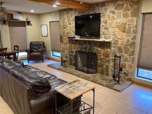 TV, caminetto, lettore DVD, videoteca