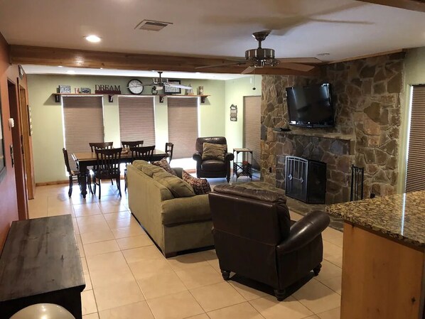 TV, fireplace, DVD player, video library - House in Texas Hill Country (Tow)