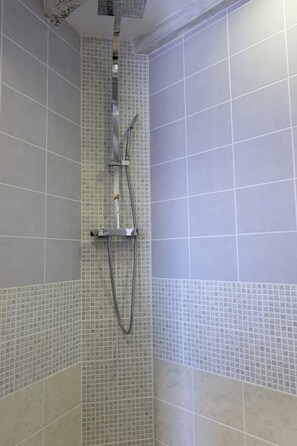 Douche, séchoir à cheveux, serviettes fournies