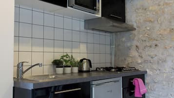Frigorífico, microondas, placa de cocina y cafetera o tetera