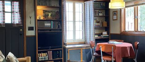 تلفزيون، مشغل دي في دي، كرة قدم الطاولة، تنس طاولة