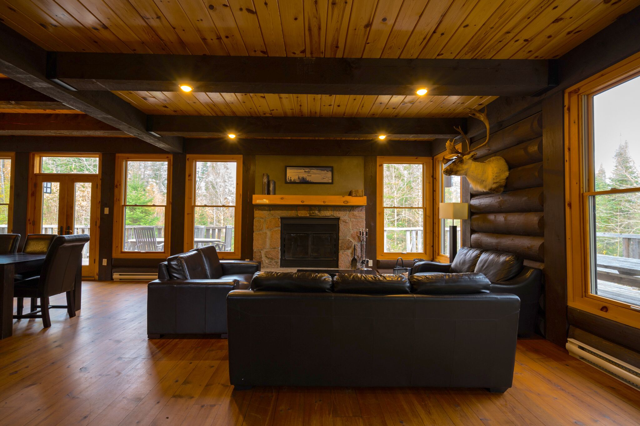 A large & cozy cabin with private spa and fireplace by Mont Tremblant