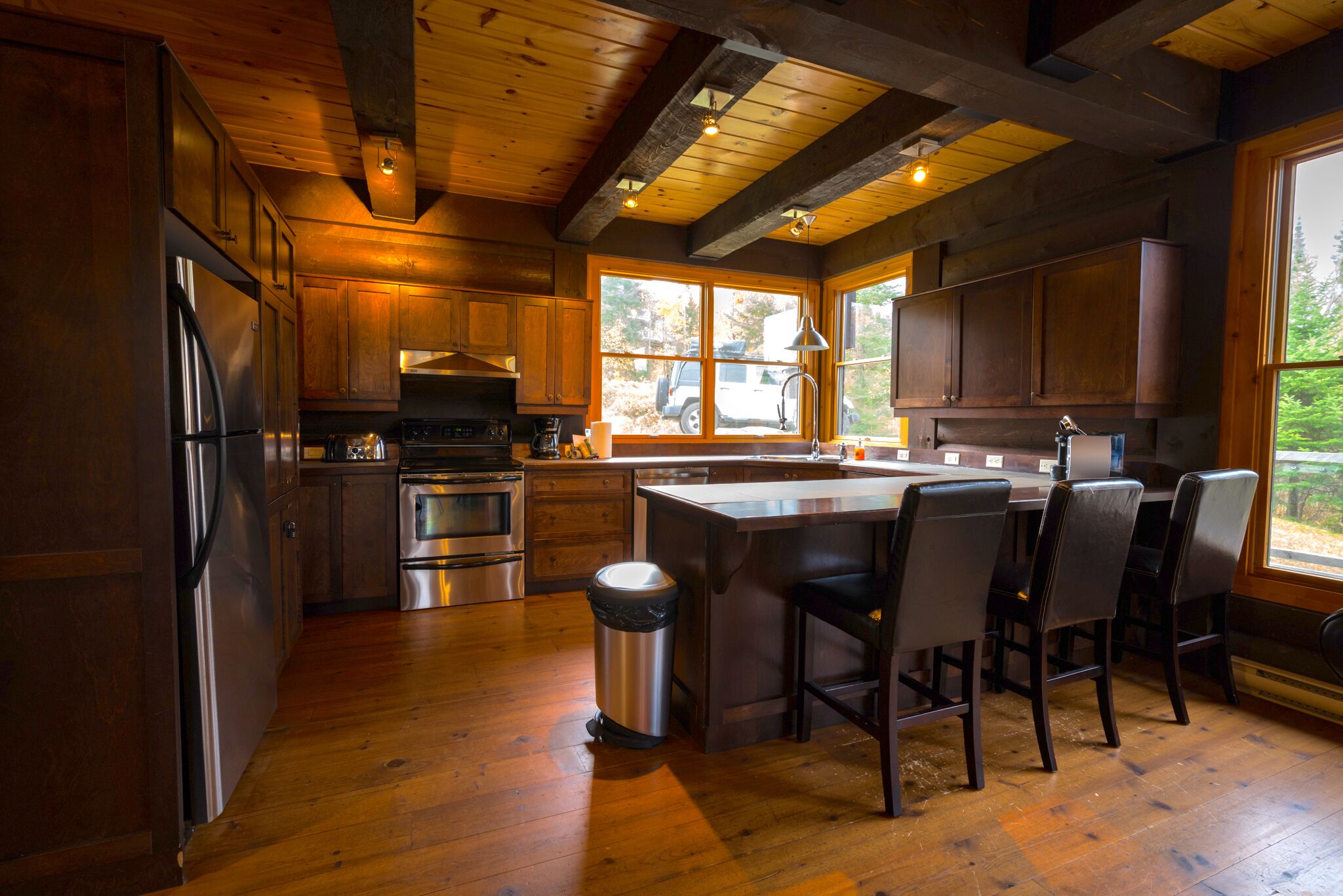 A large & cozy cabin with private spa and fireplace by Mont Tremblant