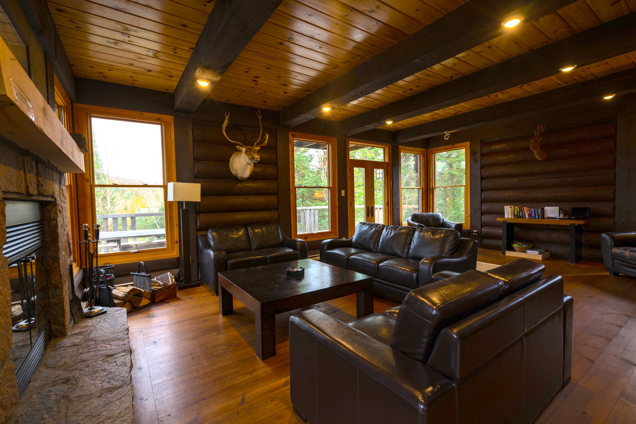 A large & cozy cabin with private spa and fireplace by Mont Tremblant