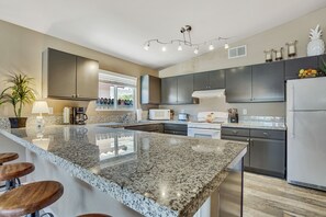 Réfrigérateur, four à micro-ondes, un four, surface de cuisson