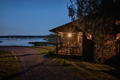 Authentic Log Cabin on Damariscotta River W/ Dock and Moorings
