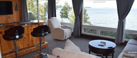 Smart-tv, eldstad, tv-spel och dvd-spelare