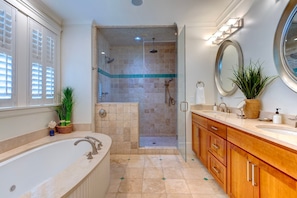 Combined shower/tub, jetted tub, hair dryer, towels