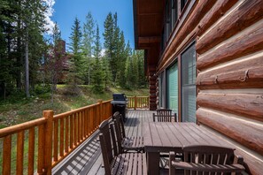 Outdoor dining - Big Sky Vacation Rentals: PR Chief Gull 1 (Big Sky)