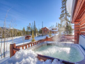 Outdoor spa tub - Big Sky Vacation Rentals: PR Chief Gull 1 (Big Sky)