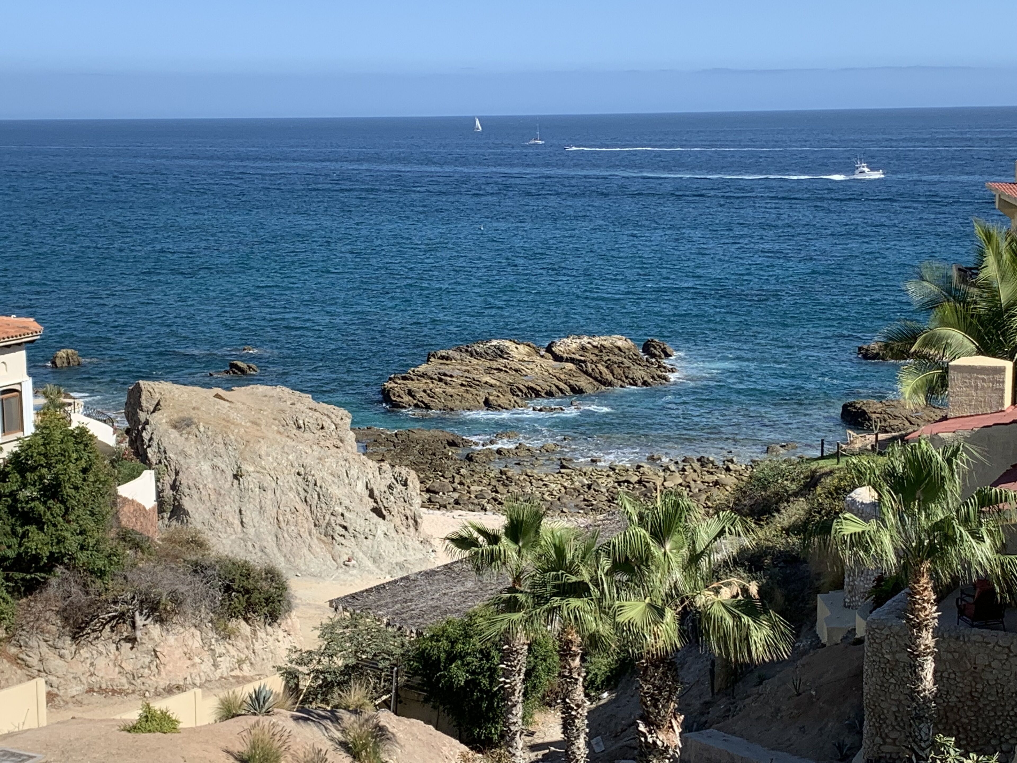 Beach nearby, sun-loungers, beach towels