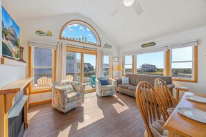 Televisie, een dvd-speler en boeken