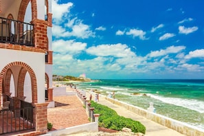 Property grounds - Courtyard Villa "Oaxaca" with a/c and pool 5 min stroll to beach (isla mujeres)