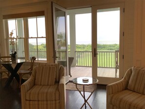 Smart TV, fireplace, books, stereo