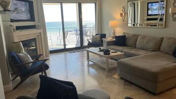 Smart-TV, Kamin, DVD-Player, Bücher