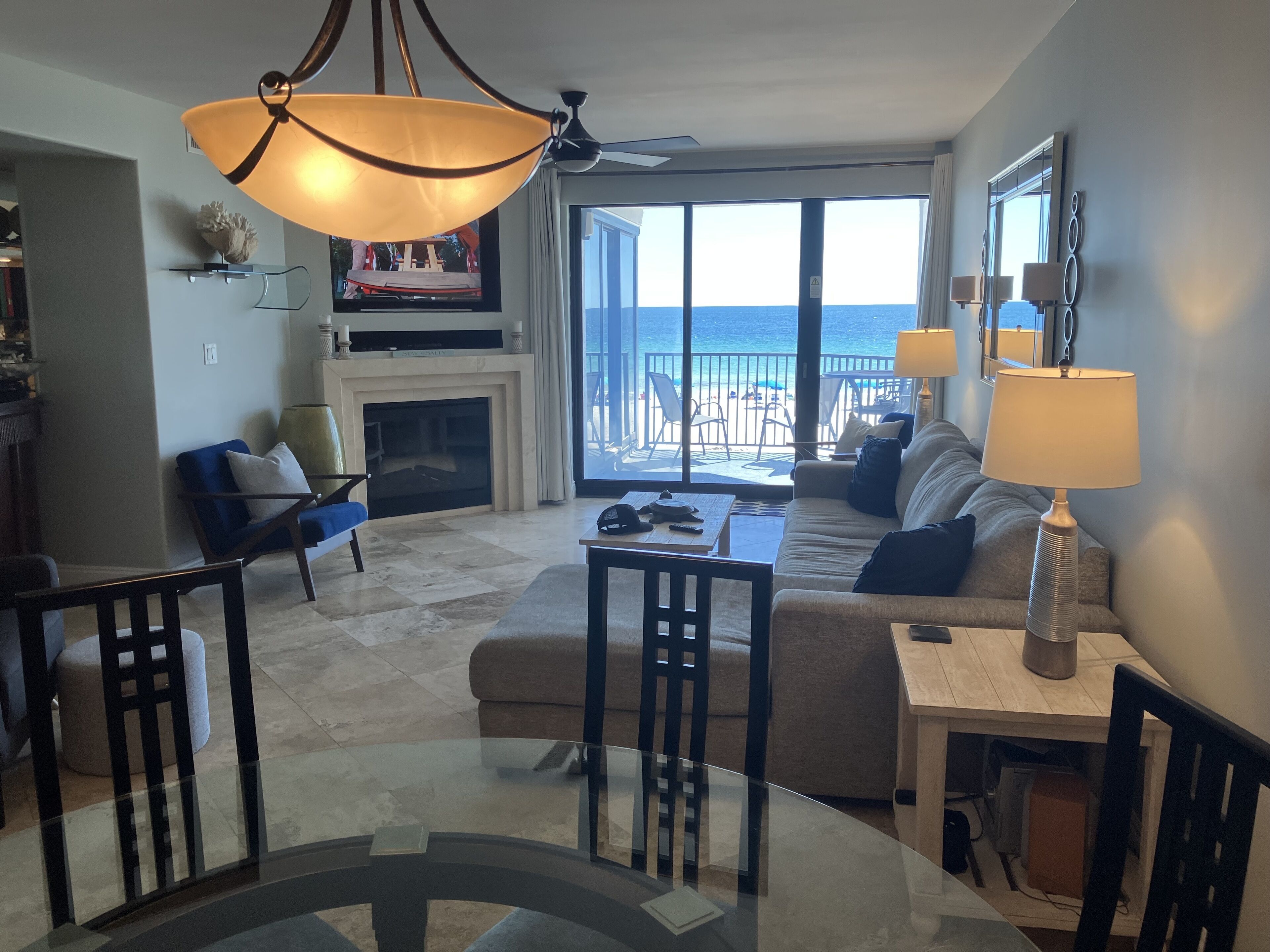 Smart-TV, peis, DVD-spiller og bøker