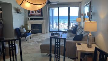 Smart-TV, peis, DVD-spiller og bøker