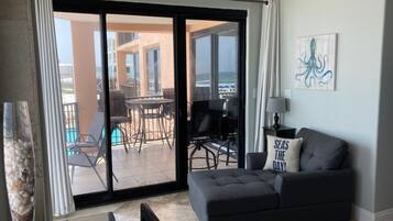 Smart-TV, peis, DVD-spiller og bøker