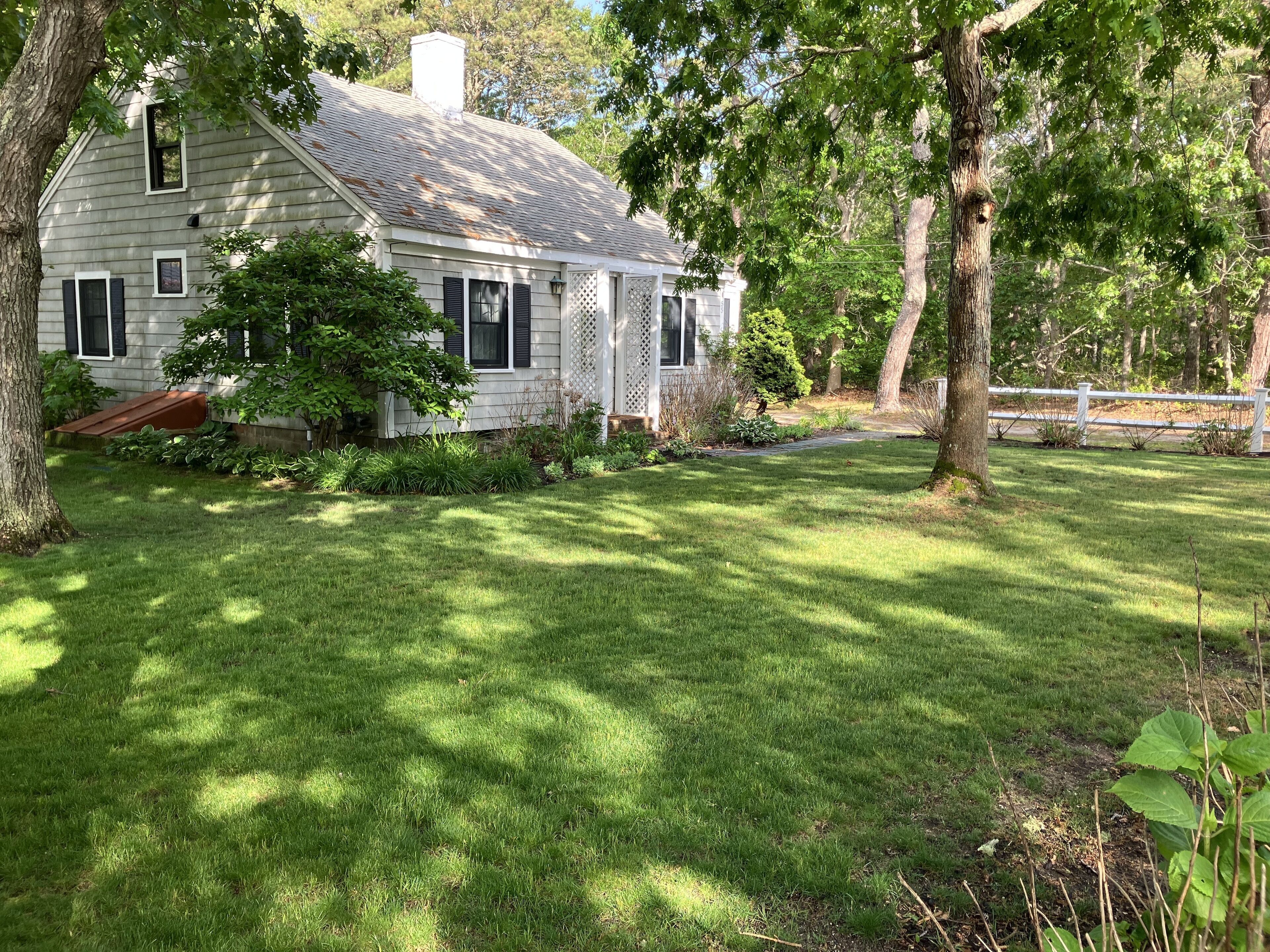 Cape Cod Cottage 300 yards from the beach and warm waters of Nantucket Sound.