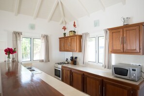 Réfrigérateur, micro-ondes, plaque de cuisson, cafetière/bouilloire