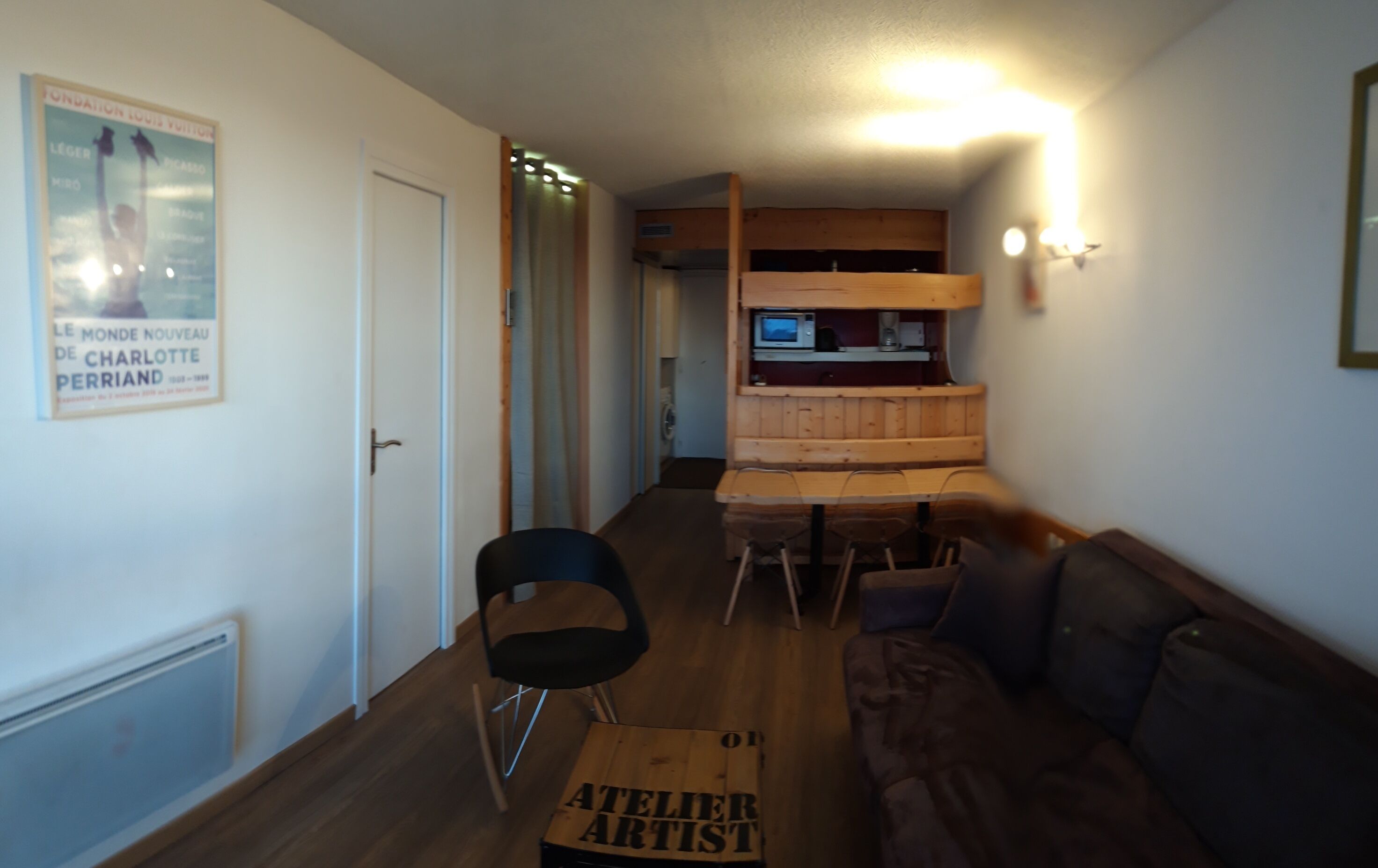 Televisie, een dvd-speler, een filmbibliotheek en een stereo