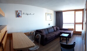 Télévision, lecteur de DVD, vidéothèque, chaîne hi-fi