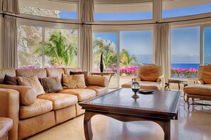 Smart TV, fireplace, stereo