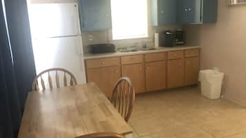 Frigorífico, microondas, cafetera o tetera y utensilios de cocina