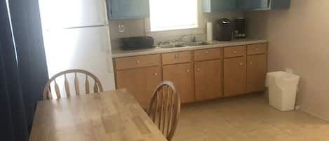 Refrigerador, microondas, cafetera y tetera y utensilios de cocina