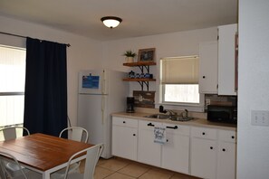 Refrigerador, microondas, cafetera y tetera y utensilios de cocina 