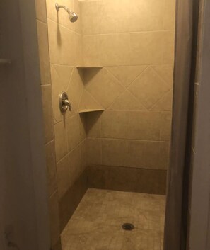 Een douche, handdoeken