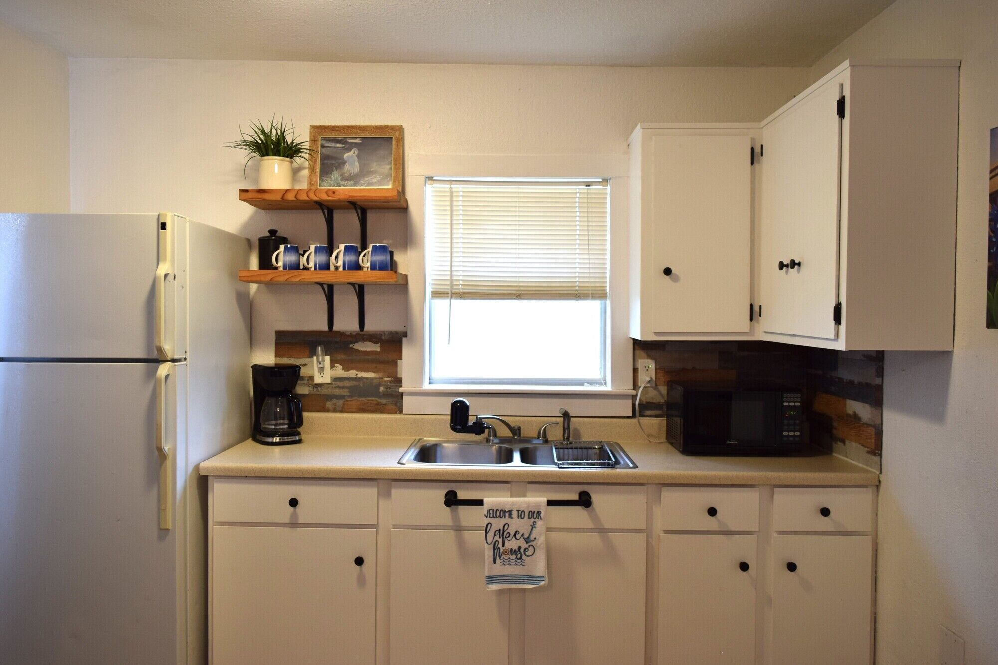 Réfrigérateur, micro-ondes, cafetière/bouilloire