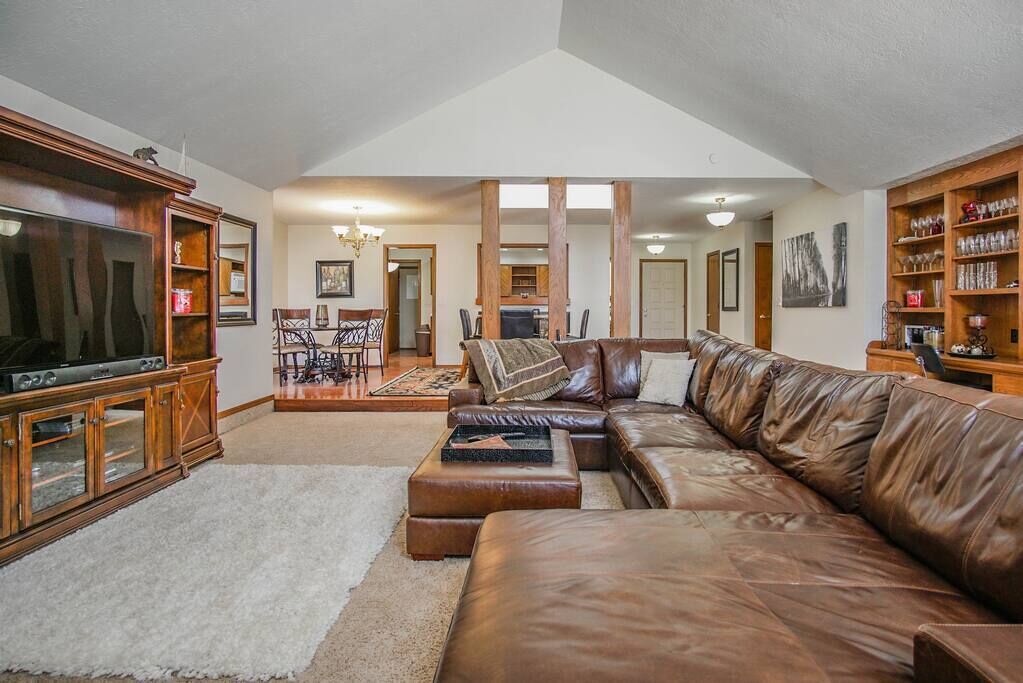 Fun Large 4 Bed/4 Bath w/Pool! Norman/OKC