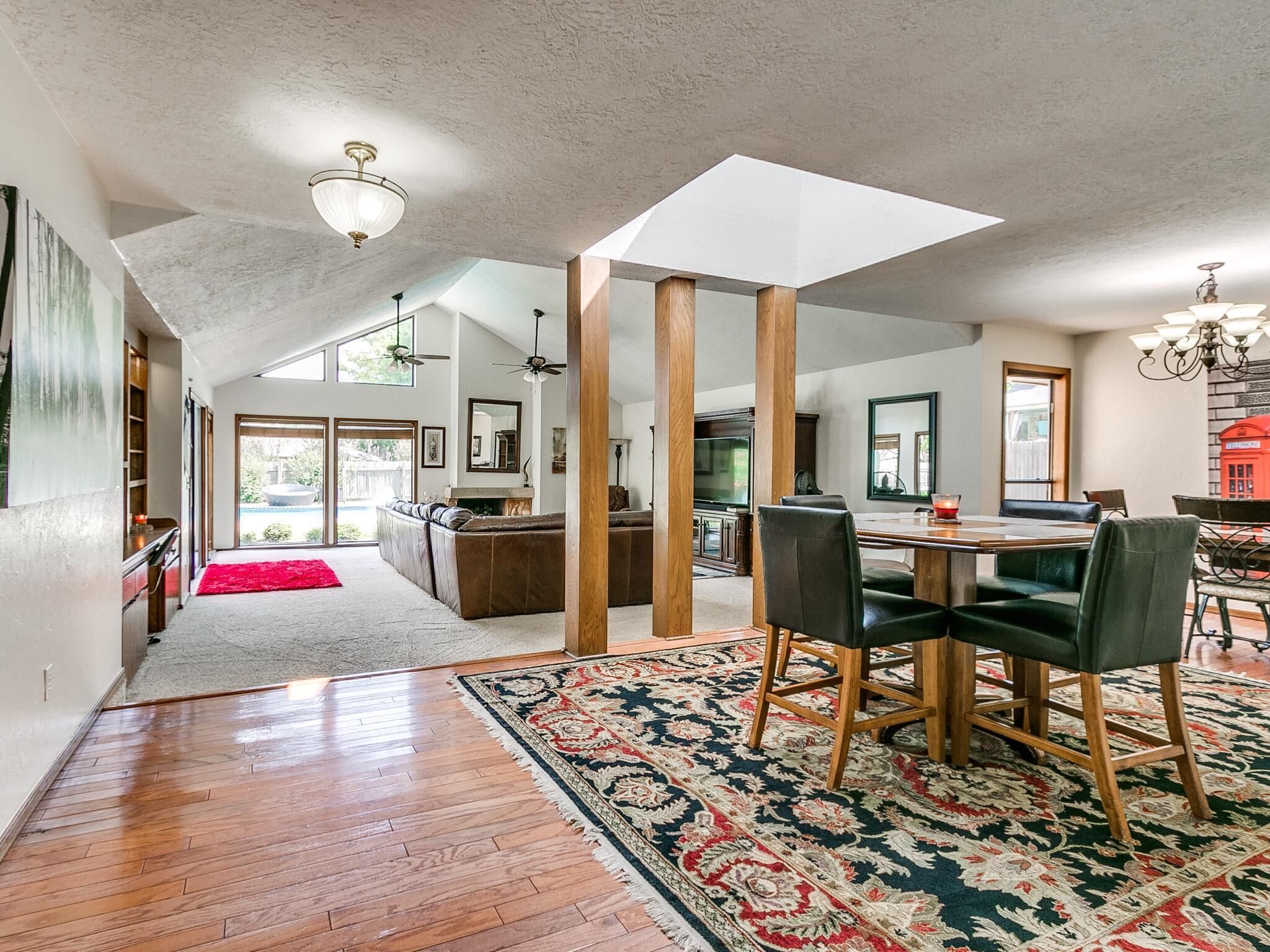 Fun Large 4 Bed/4 Bath w/Pool! Norman/OKC