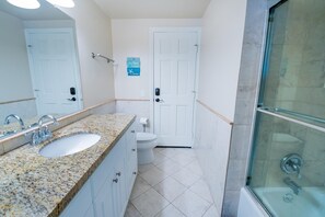 Combined shower/bathtub, hair dryer, towels, shampoo