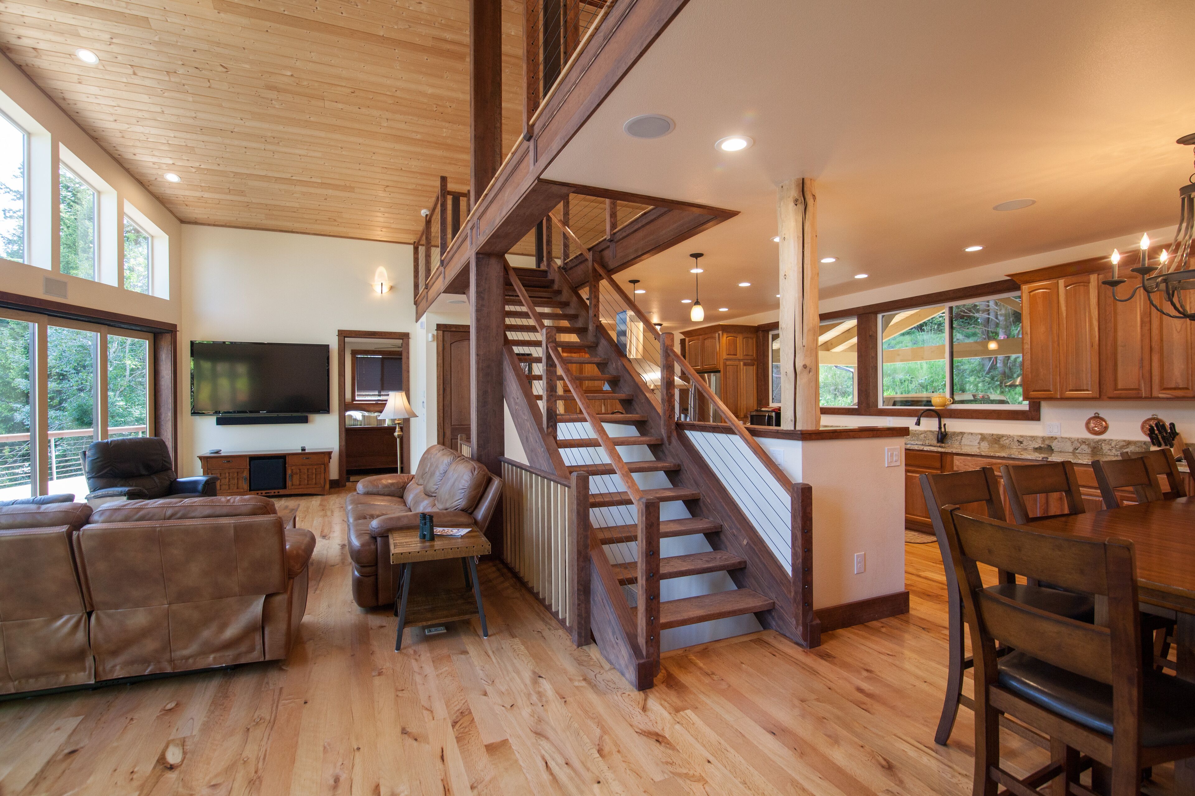 Beautiful Gold Beach Vacation Rental On The Rogue River! Mountains, River & More